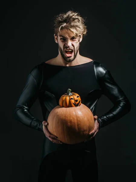 Maschio di Halloween con volto arrabbiato in costume nero — Foto Stock