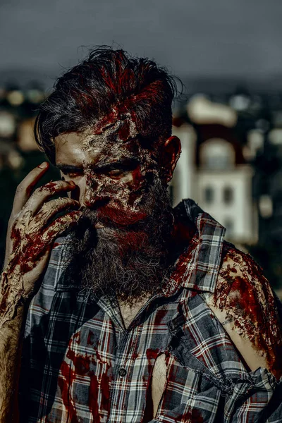 Hombre de Halloween con barba sangrienta y cabello — Foto de Stock