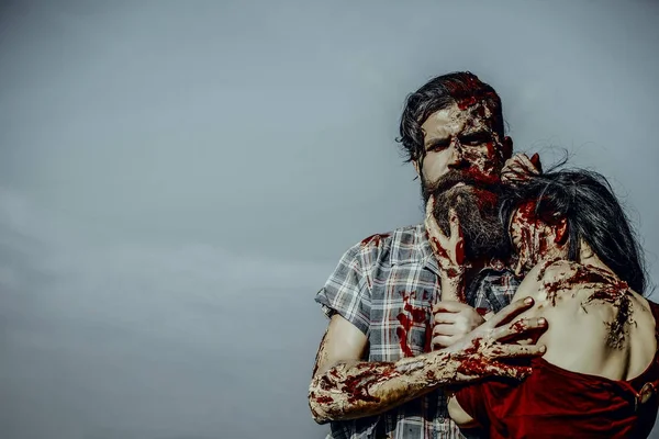 Cadılar Bayramı zombi çift üzerinde mavi gökyüzü sarılma