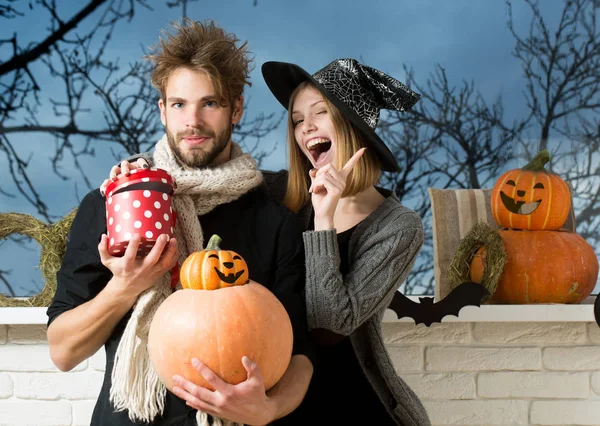 Halloween pár a szerelem álló: Oszi ablak — Stock Fotó