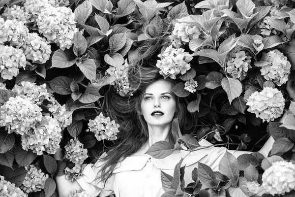 Bonita chica en hortensias flores — Foto de Stock