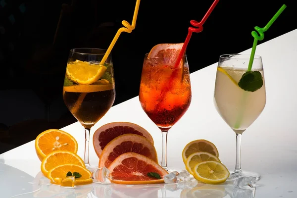 Alkollü içecek ve meyve restoranda.