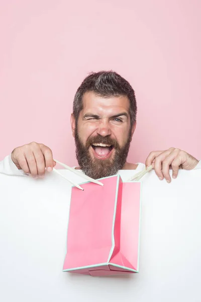 Man met een blij gezicht en cadeaupakket. — Stockfoto