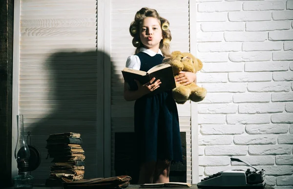 Evrak çantası ve masada daktilo ile çocuk.