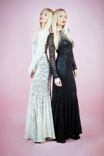 Siyah ve beyaz dantel kıyafetlerle poz kadın