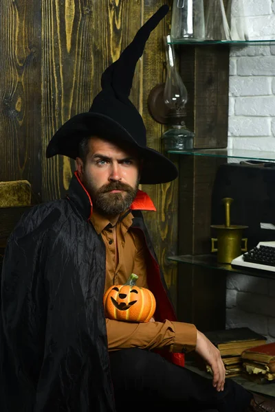 Halloween uomo in cappello da strega e mantello — Foto Stock
