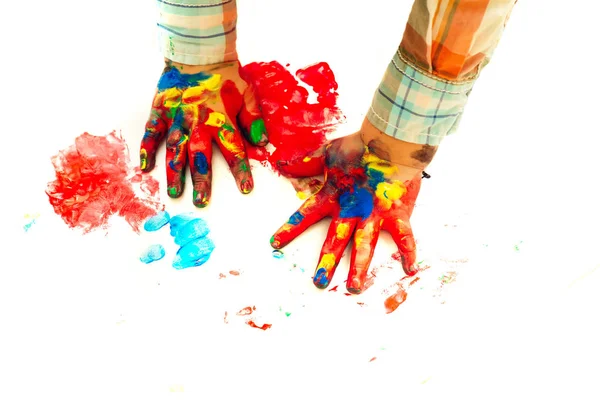 Τα χέρια του παιδιού με βαμμένα σε πολύχρωμα χρώματα σε λευκό φόντο — Φωτογραφία Αρχείου