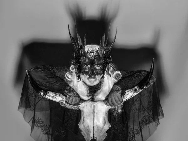 Kafatası ile Gotik adam