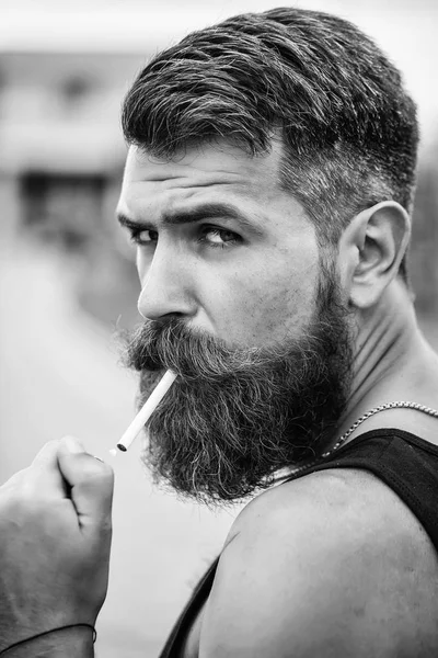 Homme barbu froncé fumant la cigarette — Photo