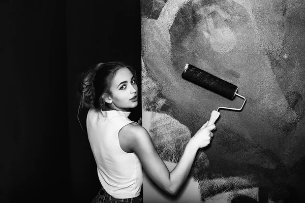 güzel kız Oluşturucu, ressam ile silindir boyama duvar siyah