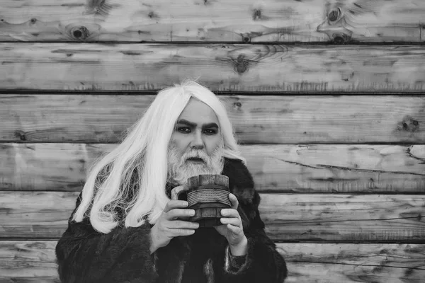 sakallı adam ahşap kupa ile