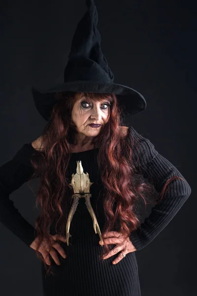 Halloween oude vrouw op zwarte achtergrond. — Stockfoto