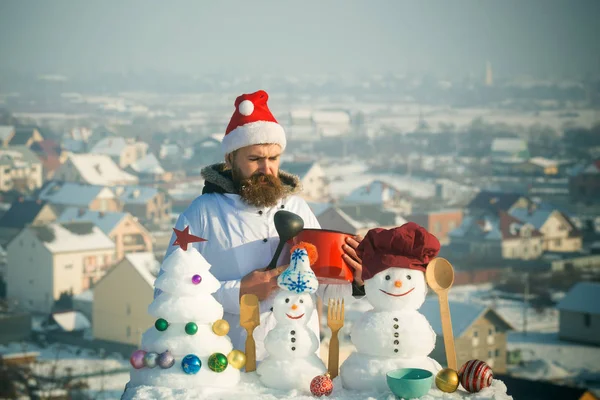 Man in Kerstman hoed en witte uniform op winterdag — Stockfoto