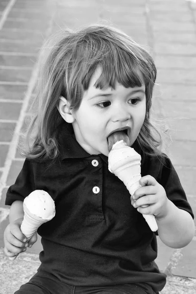 Menino pequeno comer sorvete — Fotografia de Stock