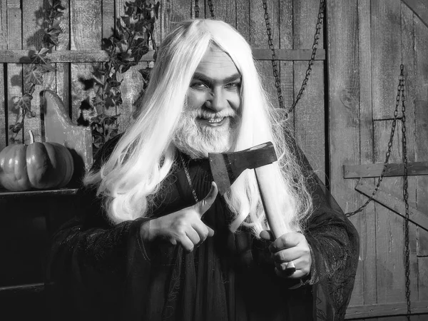 Grey-haired sorcerer with axe — Stock Photo, Image