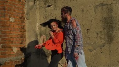 Cadılar Bayramı, kutlamak çift ve dans, eski duvara yakın sarılma kız. Cadılar Bayramı partisi, canavarlar dans için makyaj. Yetişkin eğlence, tatil 31 Ekim, 1 Kasım. Zombi aşık Çift
