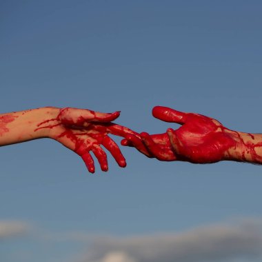 Mavi gökyüzü kırmızı kanlı kanlı zombi eller