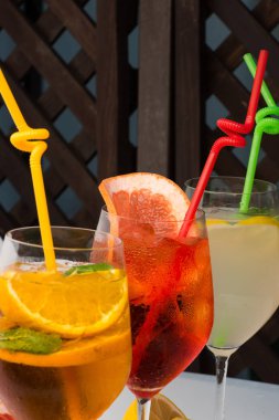 Alkollü içecek ve meyve restoranda.
