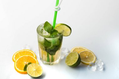 Beyaz arkaplanda izole edilmiş kokteyl.