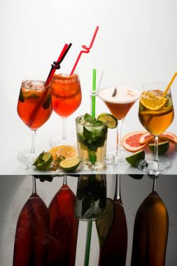 Meyve dilim ve kokteyl cam bar.