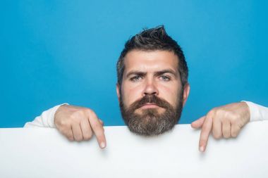 Adam uzun sakal ve bıyık.