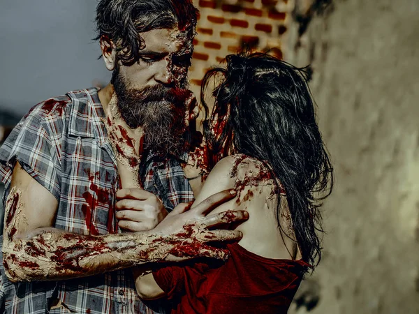 Halloween mujer estrangulando hombre con las manos sangrientas — Foto de Stock