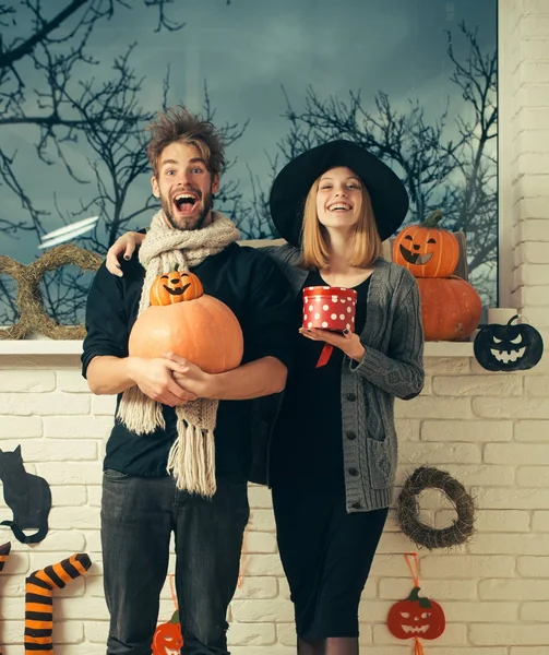 Cadılar Bayramı kaç içinde pencere sonbahar manzaralı gülümseyen seviyorum