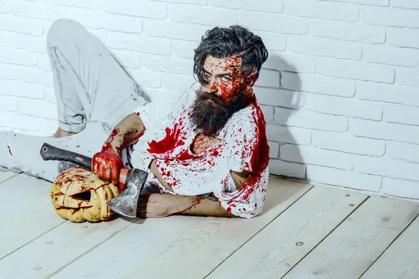 Halloween psychopata krwawienie w podarte tshirt — Zdjęcie stockowe