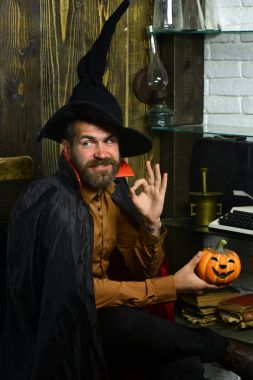 Cadılar Bayramı Sihirbazı ile kabak ahşap duvar üzerinde gülümseyen