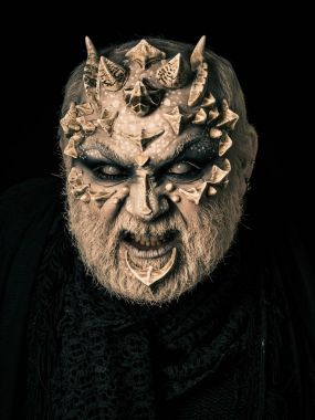 Toprak sana diken ve boynuzları ile canavar