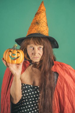 Cadılar Bayramı üst düzey Bayan cadı şapkalı uzun kızıl saçlı