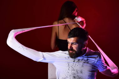 Cadılar Bayramı kız ve adam beyaz giysili sarılmış