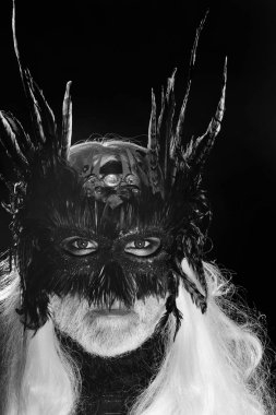 Erkek sakallı yüzü maskeli