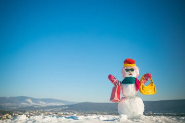 Kardan adam pembe peruk, eldiven, şapka, gözlük ve eşarp.