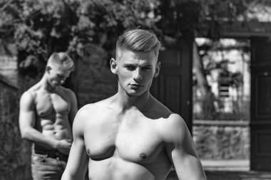 Yakışıklı adam kameraya bakar 