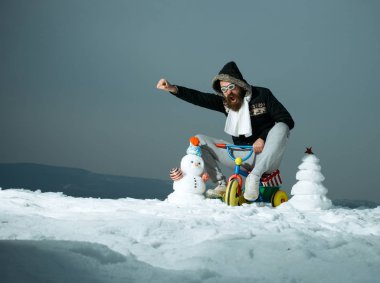 Üç tekerlekli bisiklet üzerinde gri gökyüzü kişini