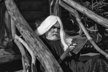 Balta ile yaşlı adam