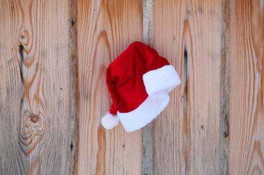 Santa claus şapka çit üzerinde