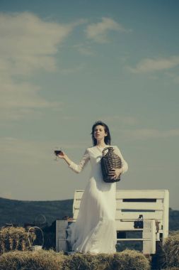 Alkol içki ile güneşli günde model