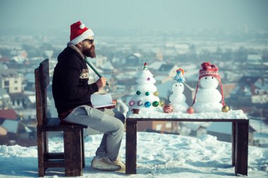 Hipster kalem ve defter sandalyede oturuyor