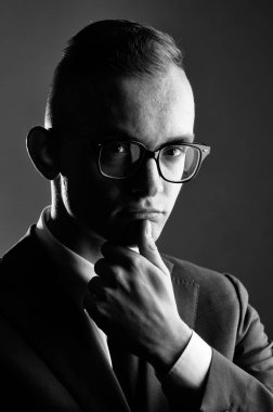 Gözlüklü düşünceli genç adam