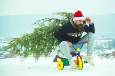 Kızgın hipster Xmas ağacı beyaz kar üzerinde taşıyan