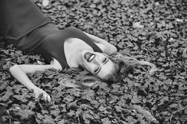 Gülümseyen kız yeşil yapraklarda yalan