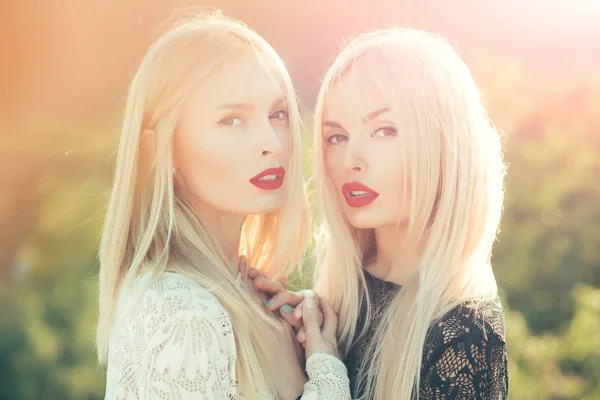 Δύο γυναίκες με κόκκινα χείλη και μακριά ξανθά μαλλιά — Φωτογραφία Αρχείου
