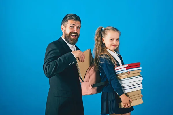 Ensino em casa e de volta ao conceito de escola. Kid detém livros — Fotografia de Stock