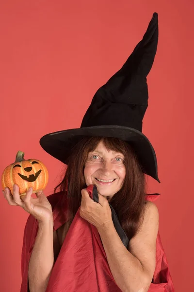 Halloween señora mayor con el pelo largo en sombrero de bruja — Foto de Stock