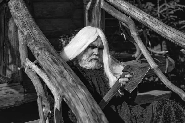 Balta ile yaşlı adam