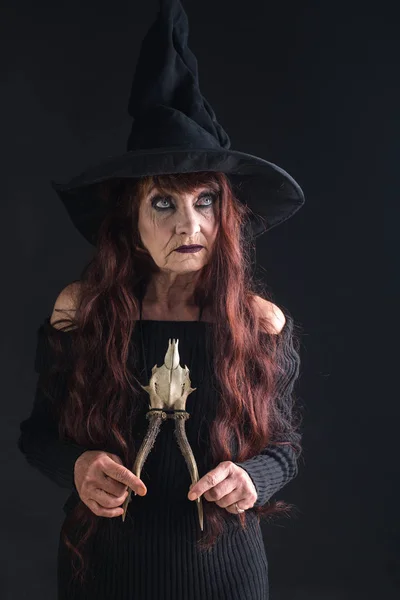 Cadılar Bayramı kadın siyah uzun kızıl saçları ve makyaj. — Stok fotoğraf