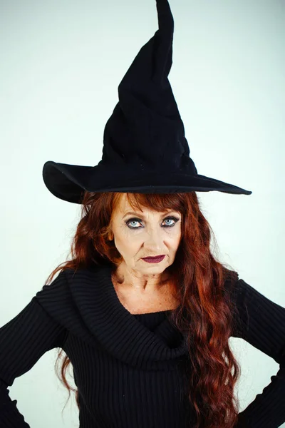 Halloween anciana en sombrero de bruja . — Foto de Stock