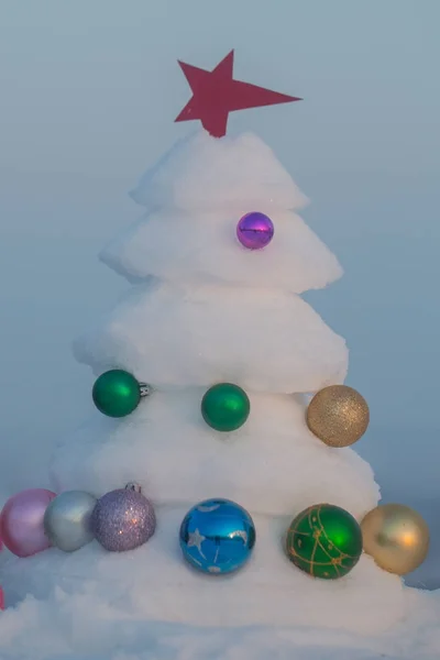 Kerstboom met kerstballen op blauwe hemelachtergrond — Stockfoto